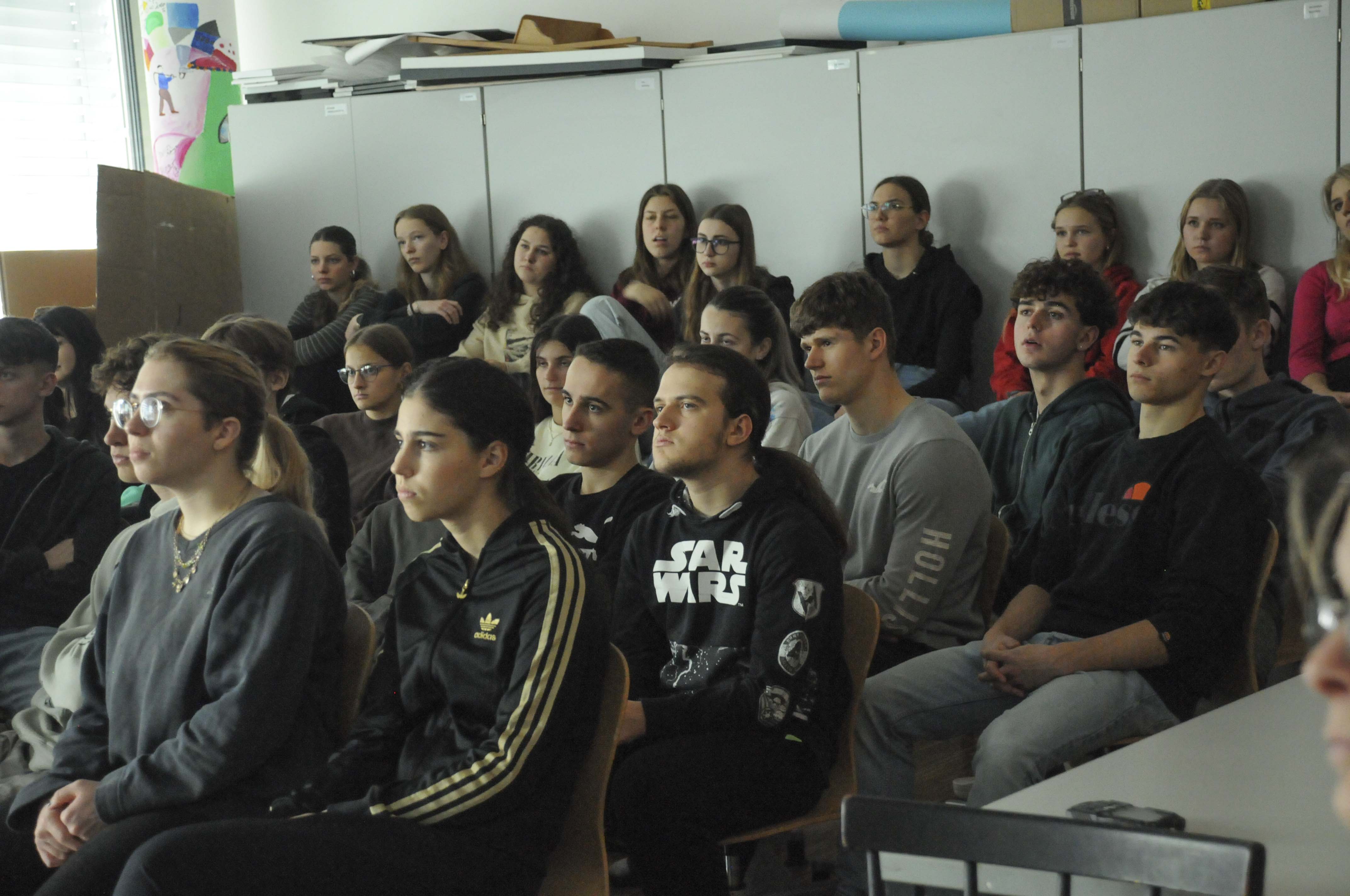 Am 14.11.2023 hielt ich am Bundesgymnasium und Bundesrealgymnasium Korneuburg einen Vortrag über das Orgien Mysterien Theater und den 
Wiener Aktionismus. Im Anschluss daran fand eine gemeinsame Malaktion mit den Schülerinnen und Schülern statt